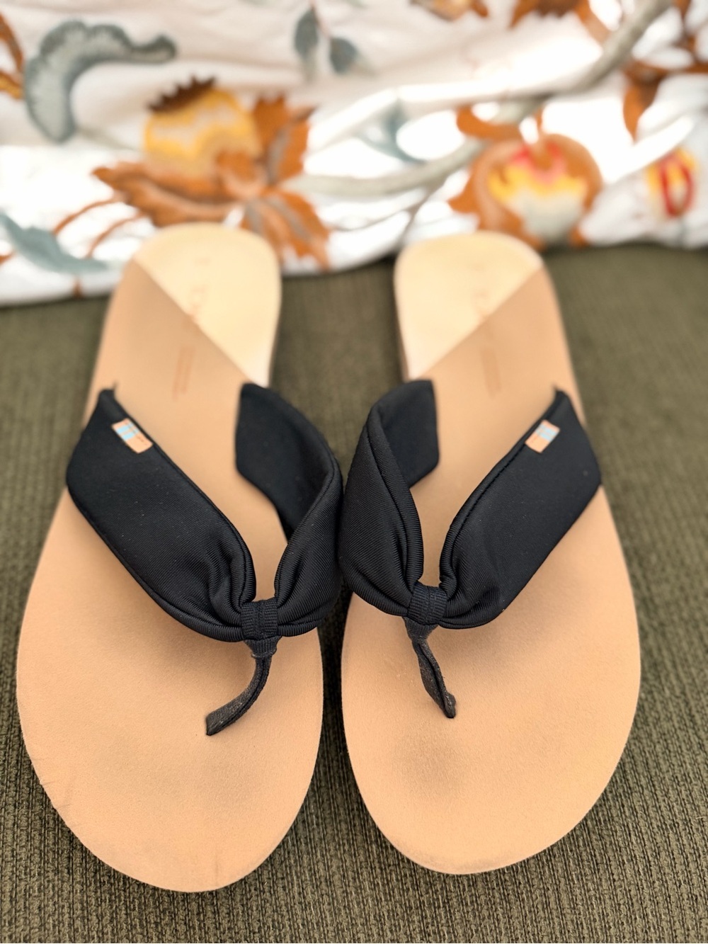 TOMS Black Thong Sandals Women’s Size 9 Tan Footbed Flip Flops